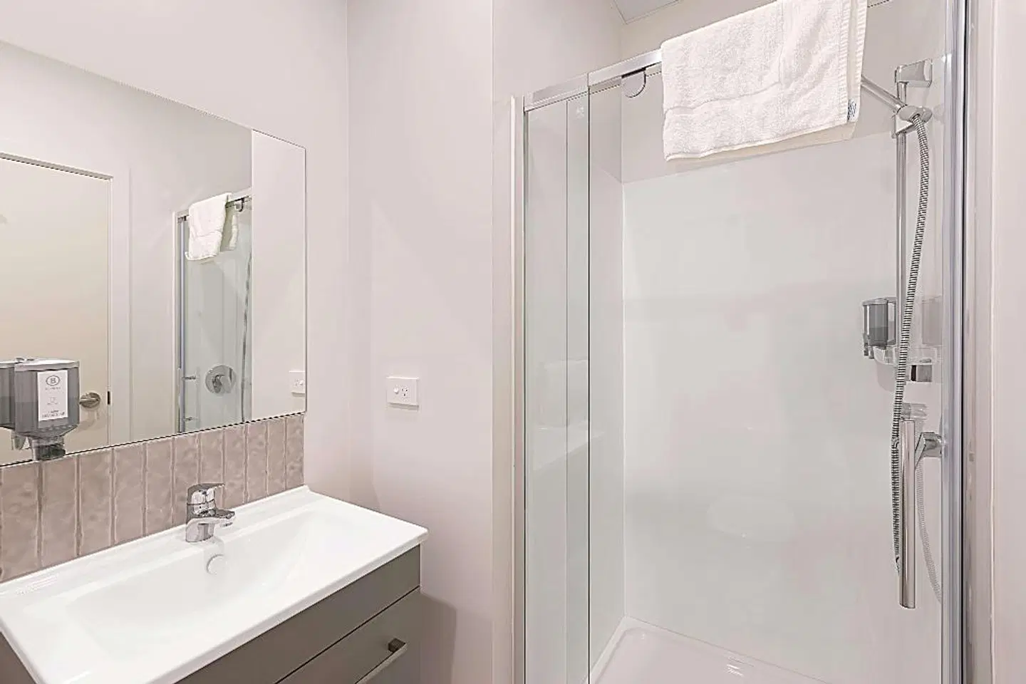Ramada Suites By Wyndham Victoria Street West Badezimmer