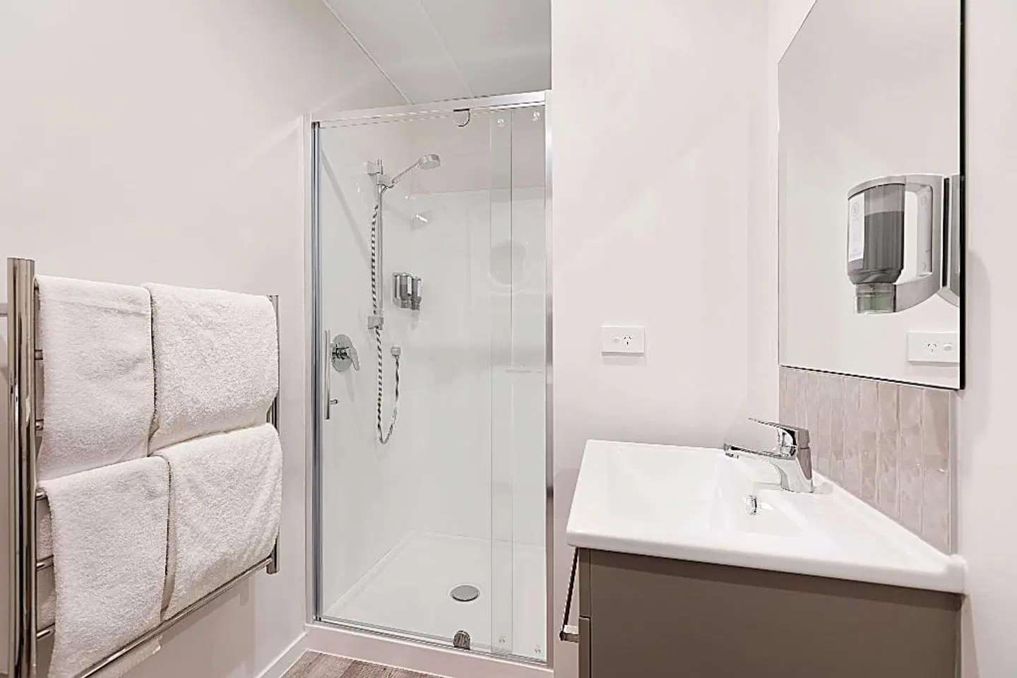Ramada Suites By Wyndham Victoria Street West Badezimmer