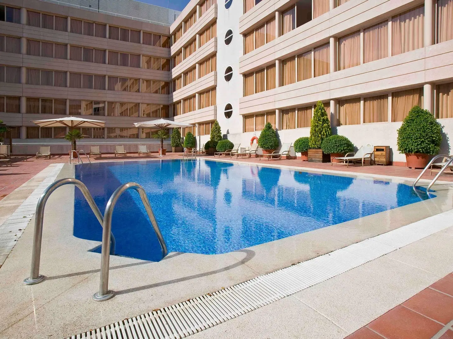 Novotel Madrid Feria and Airport OUTDOOR_POOL