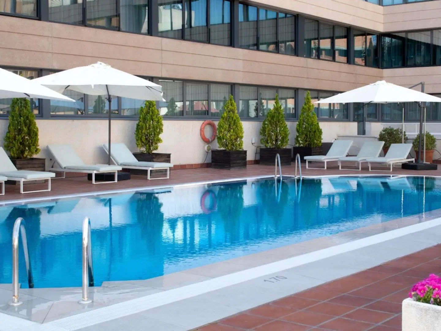 Novotel Madrid Feria and Airport OUTDOOR_POOL
