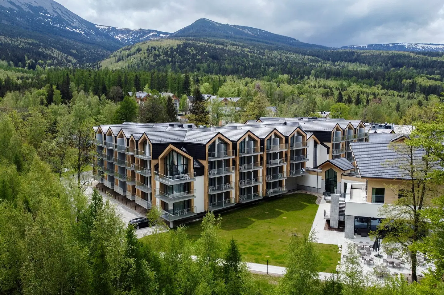 Green Mountain Hotel & Apartments EXTERIOR