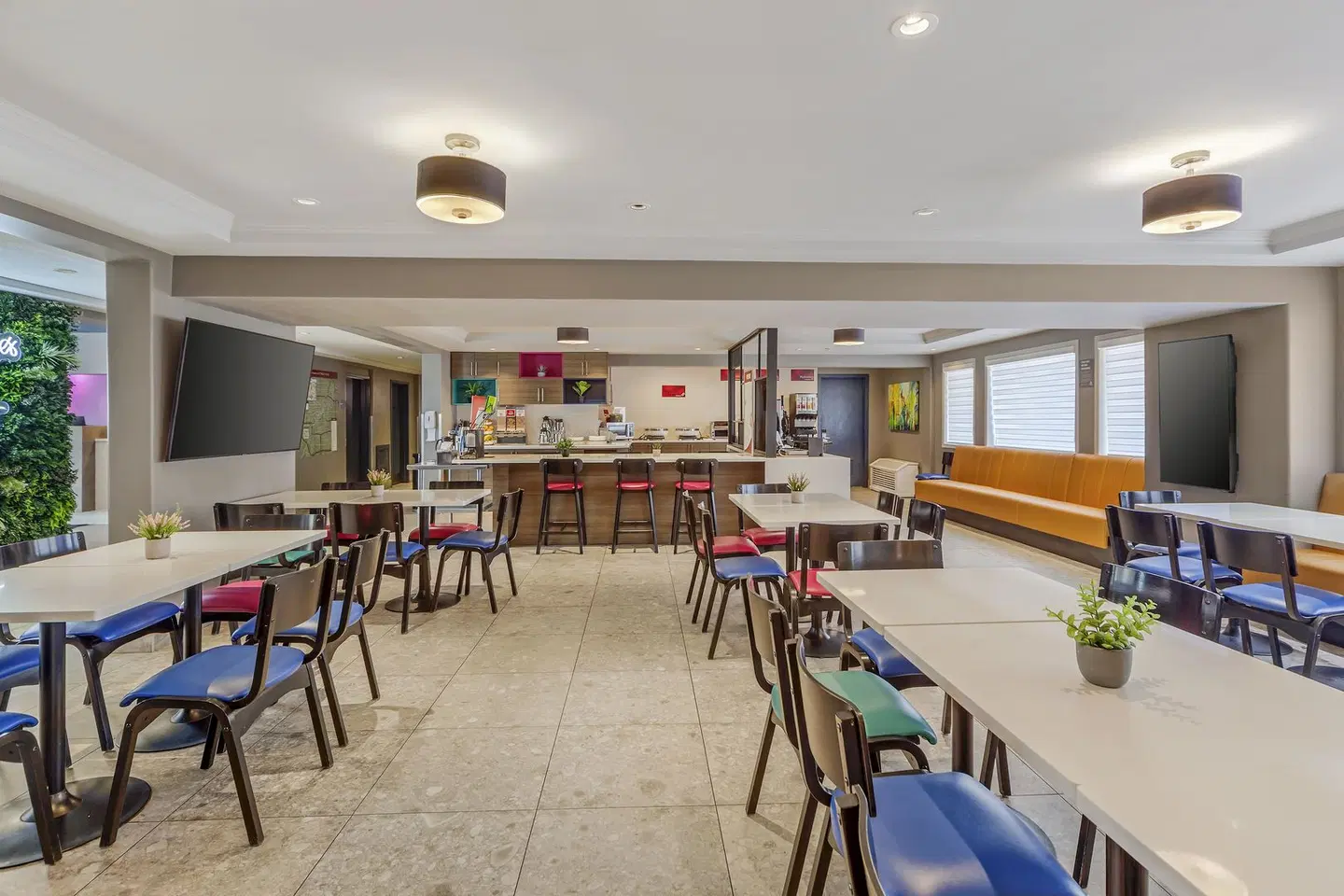 Best Western Plus West Edmonton Bar