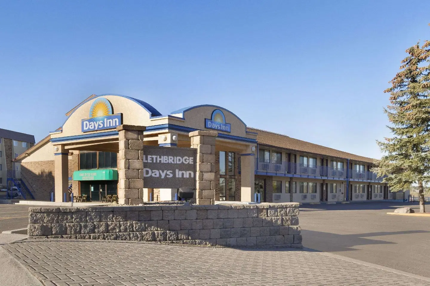 Days Inn by Wyndham Lethbridge EXTERIOR