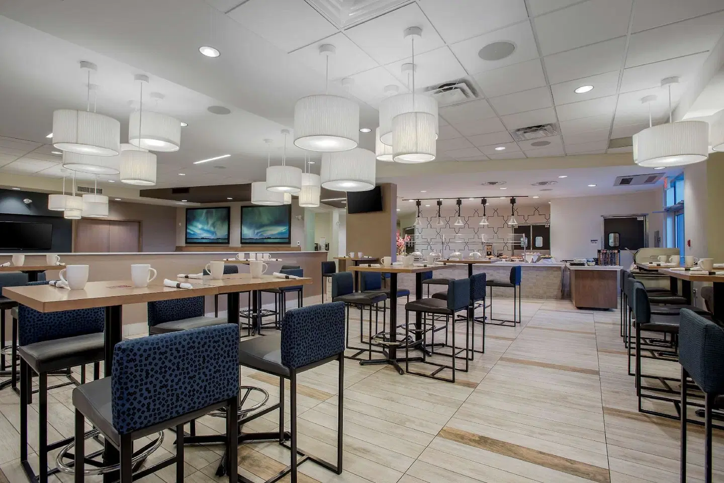 Best Western Plus Sawridge Suites Bar