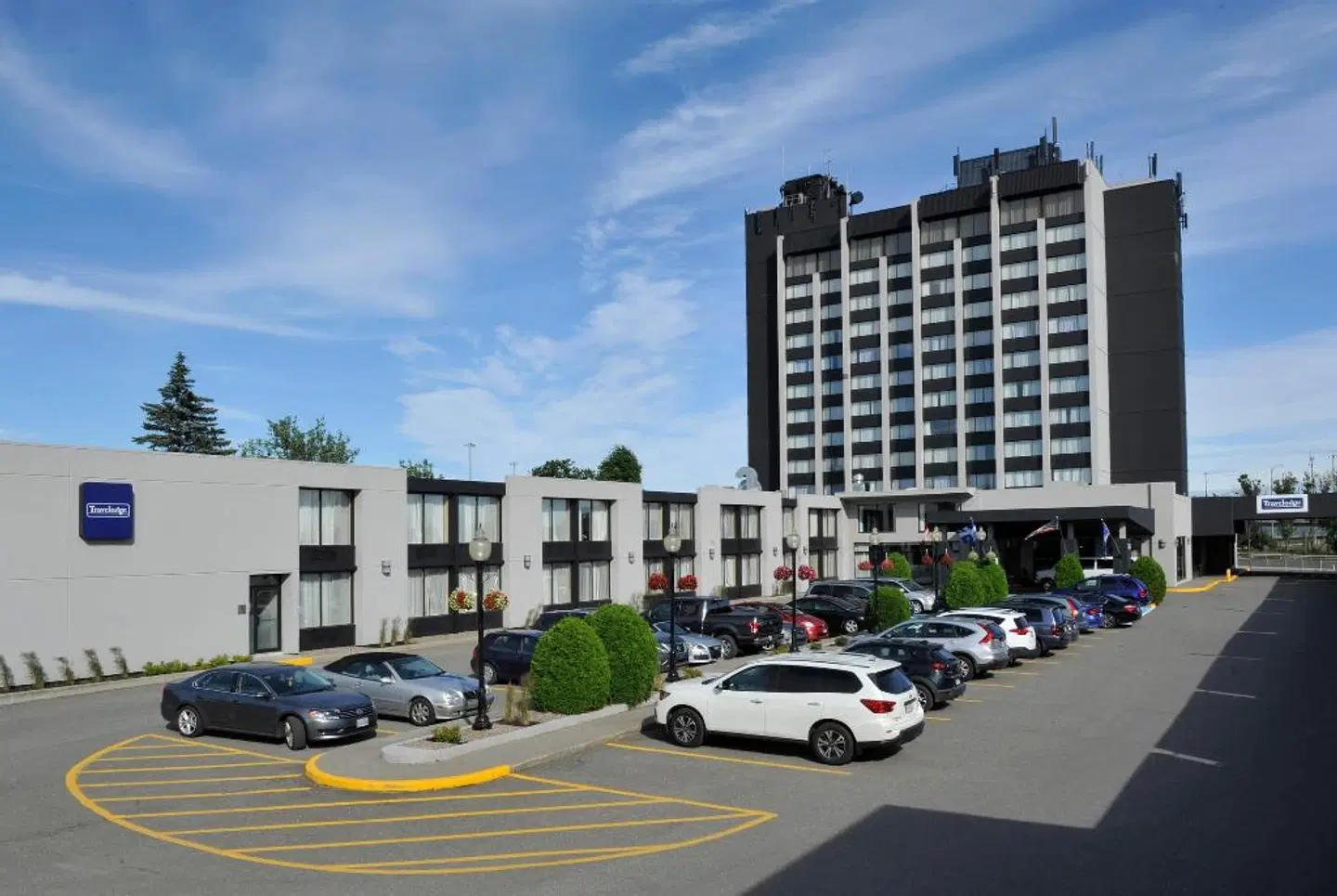 Travelodge by Wyndham Hotel & Convention Centre Quebec EXTERIOR