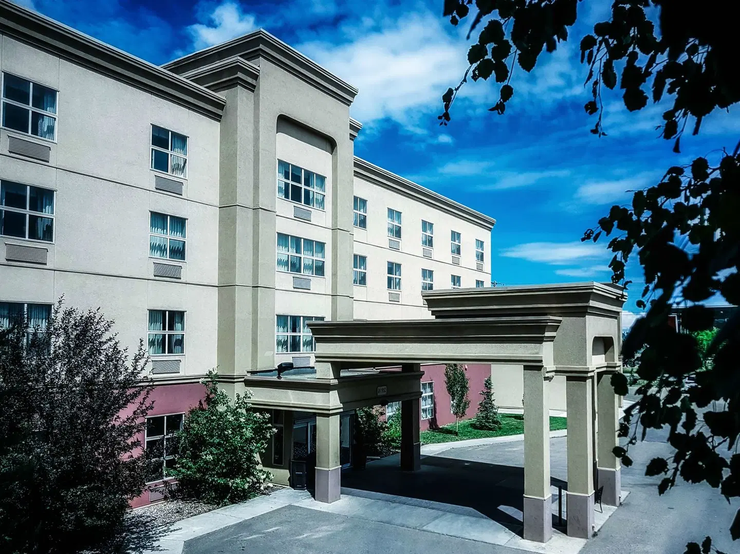 Hampton Inn & Suites by Hilton Edmonton International Airport EXTERIOR