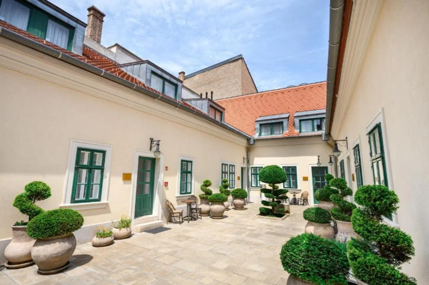 Maison Bistro & Hotel EXTERIOR