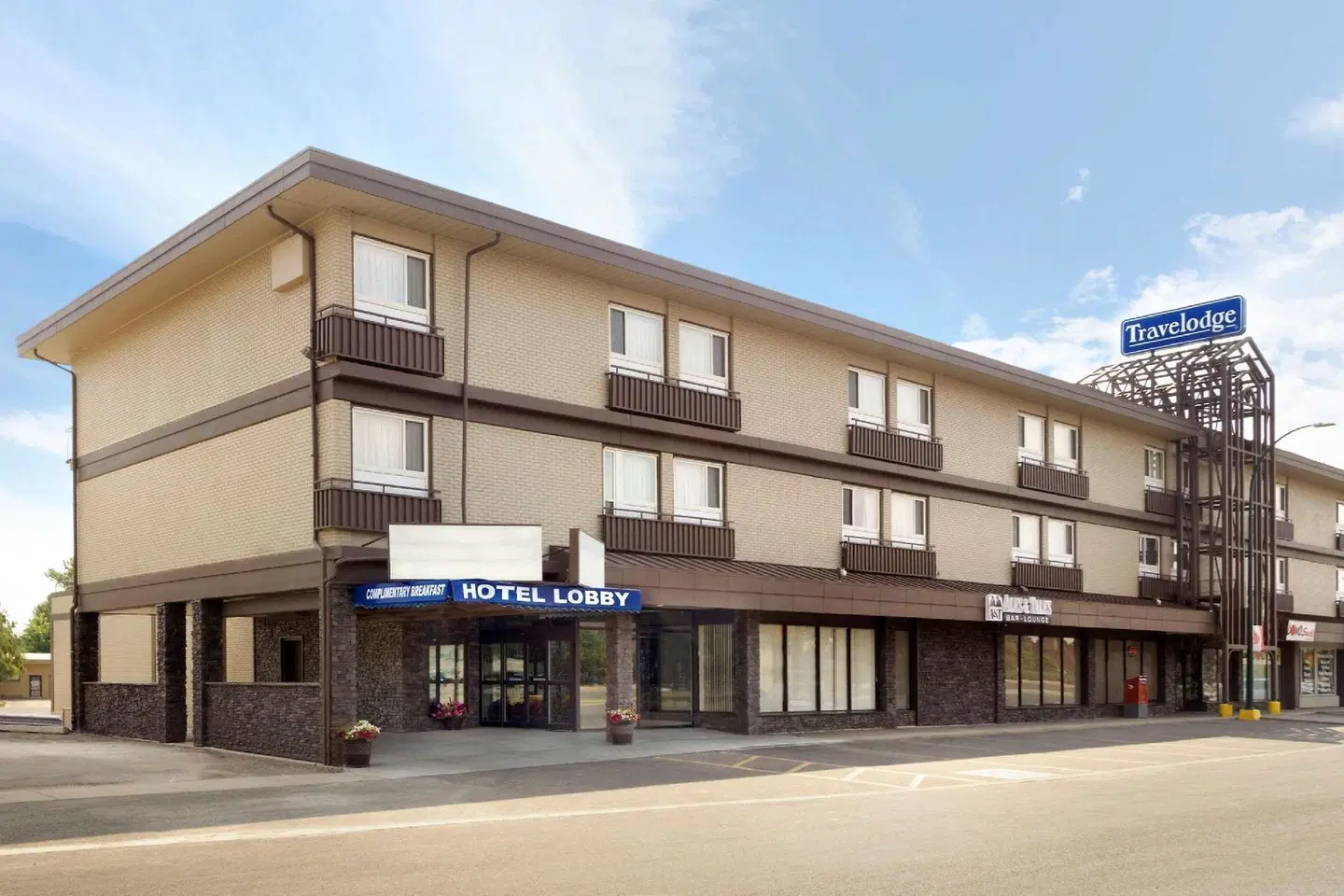 Travelodge Lethbridge EXTERIOR