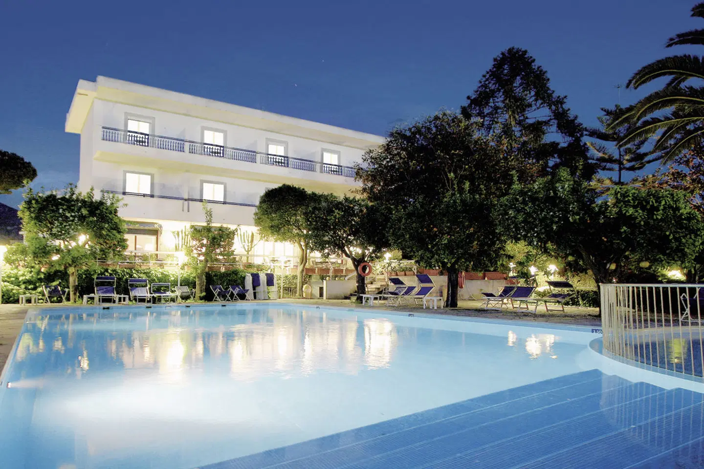 Alpha OUTDOOR_POOL