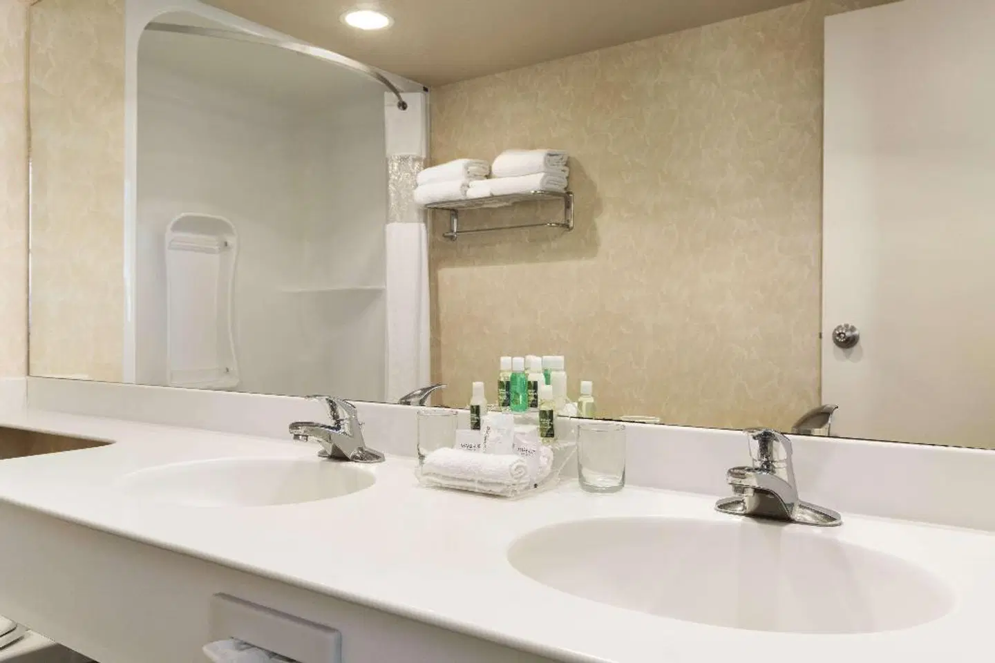 Travelodge by Wyndham Spruce Grove Badezimmer