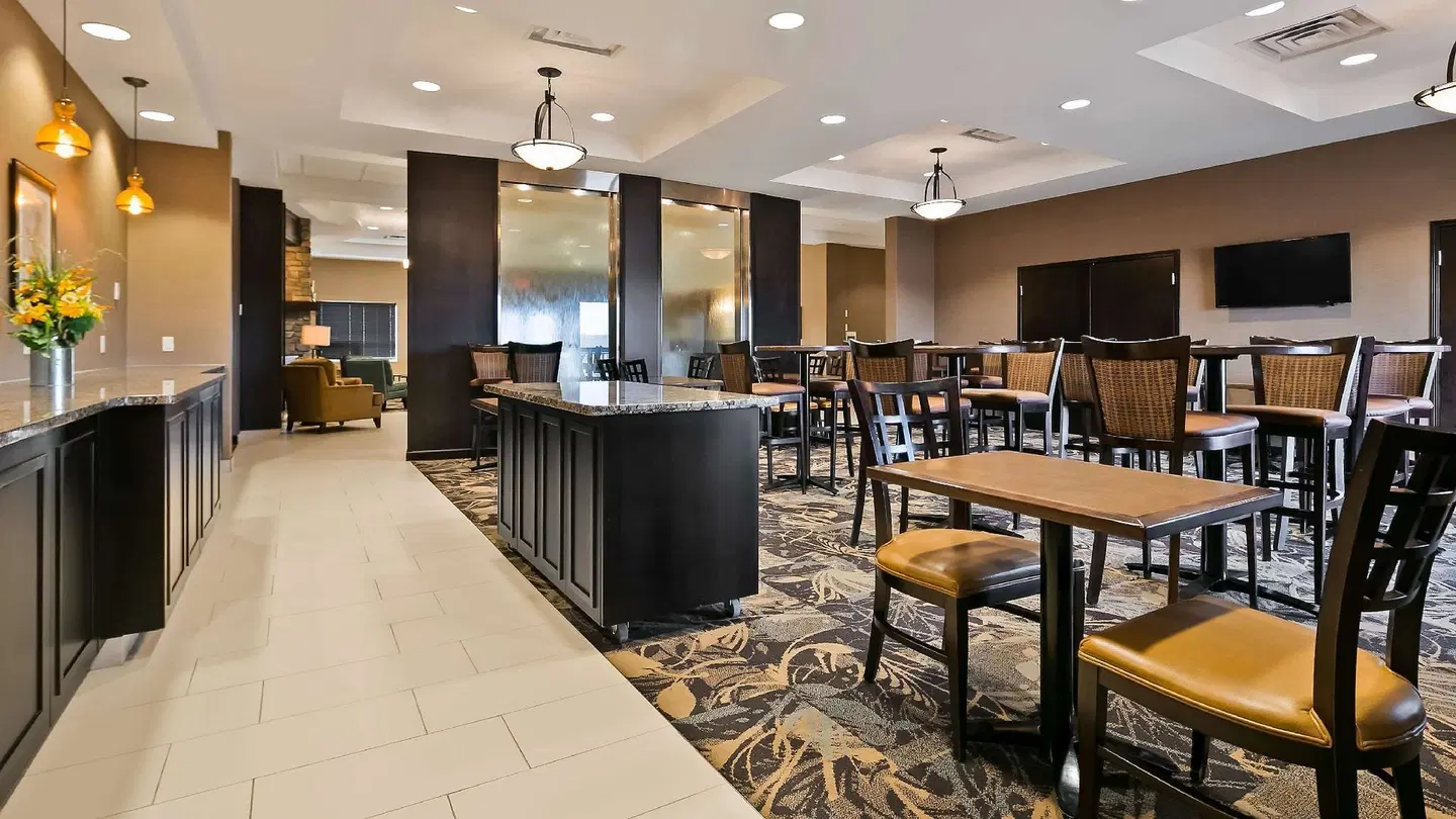 Best Western Plus Okotoks Inn & Suites Bar