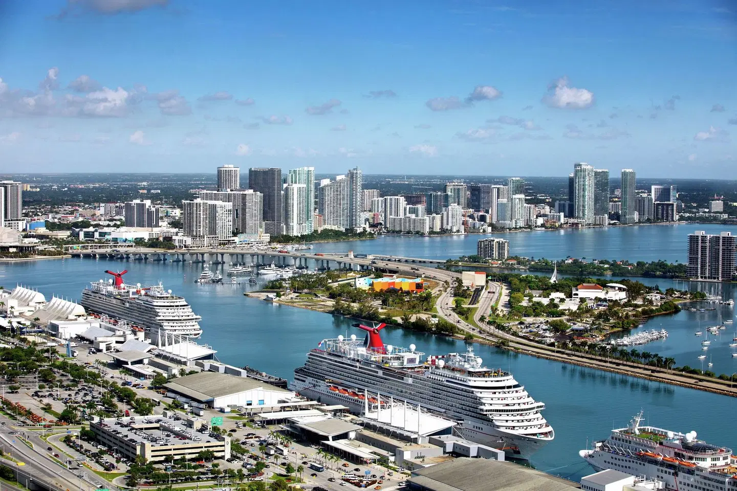 DoubleTree by Hilton Grand Hotel Biscayne Bay OUTDOOR_POOL