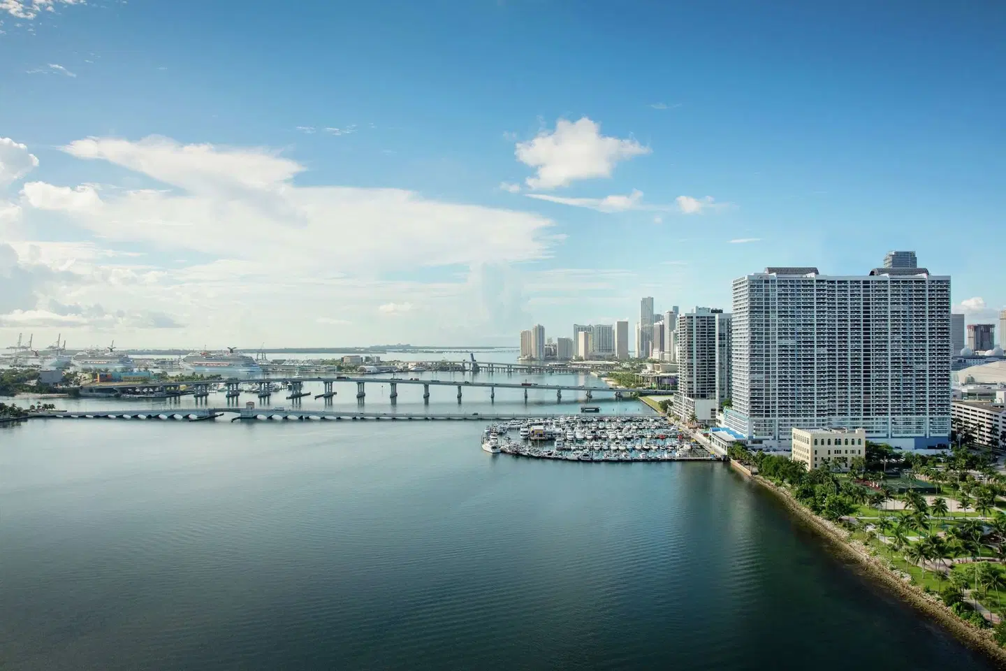 DoubleTree by Hilton Grand Hotel Biscayne Bay OUTDOOR_POOL