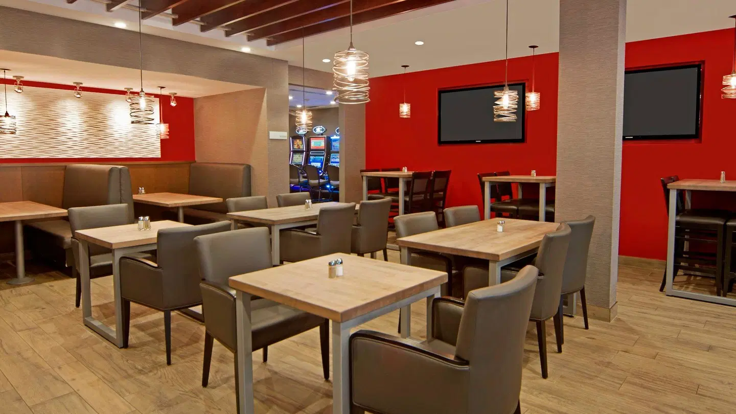 Holiday Inn Calgary Airport by IHG Bar
