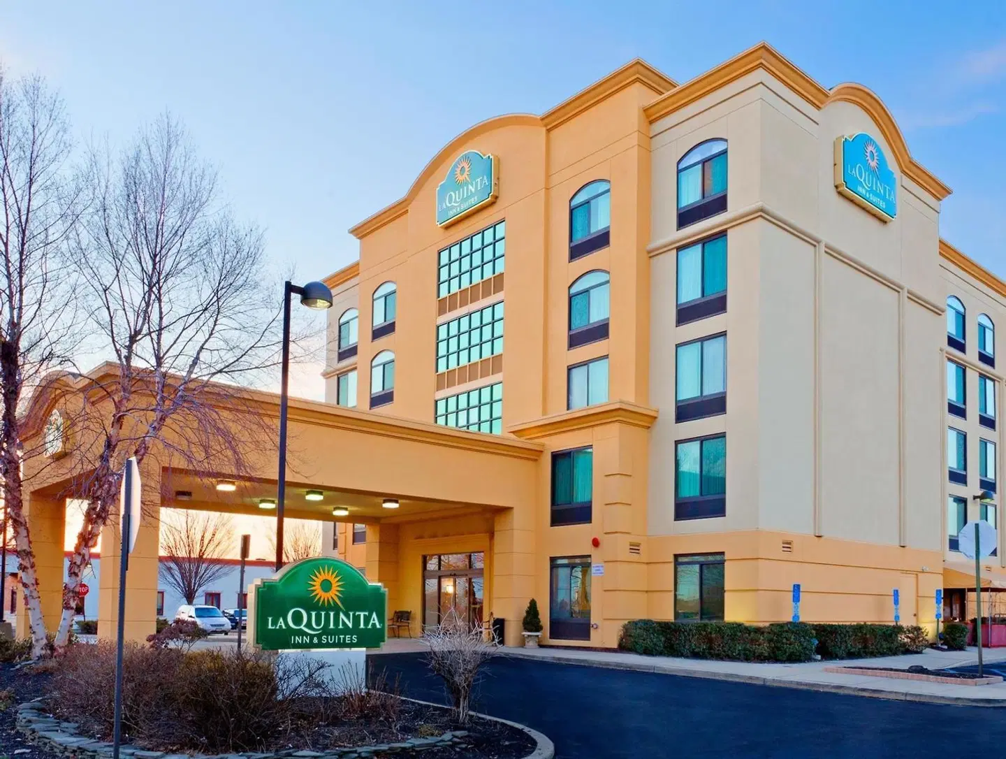 La Quinta Inn & Suites by Wyndham Garden City EXTERIOR