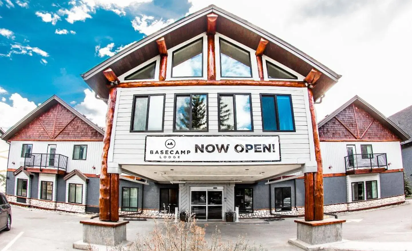 Basecamp Lodge EXTERIOR
