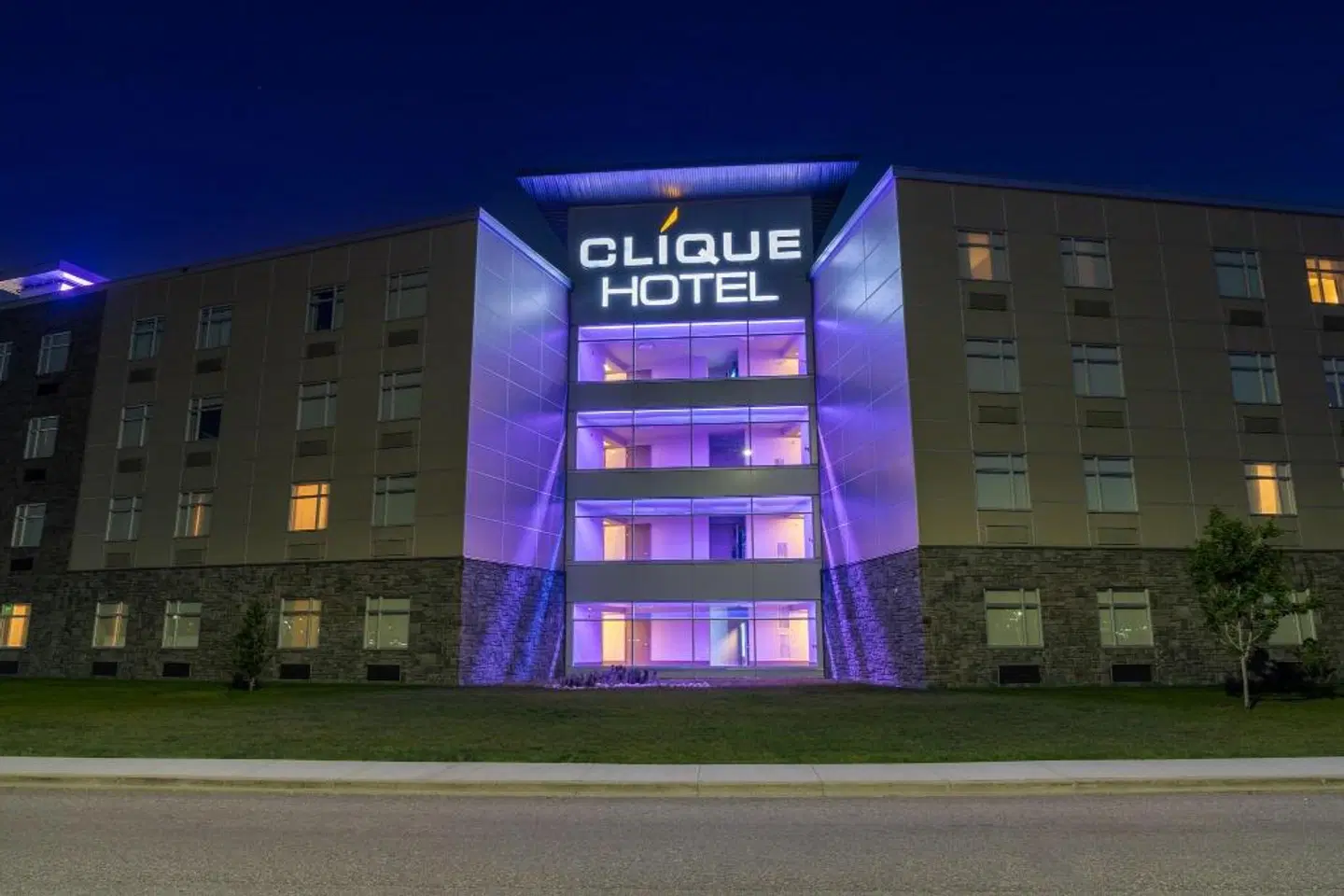 Hotel Clique Calgary Airport EXTERIOR
