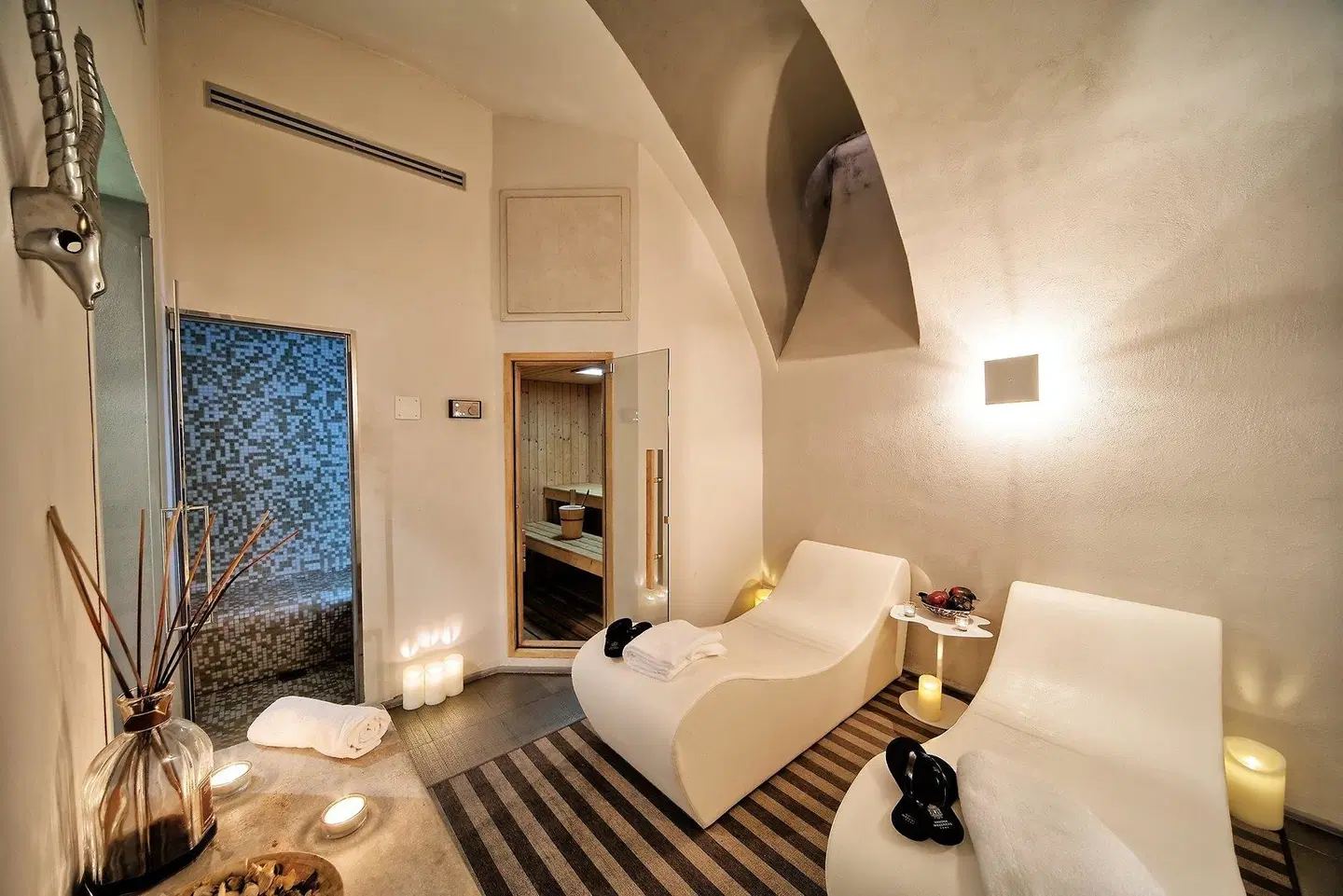 Trevi Palace Luxury Inn ROOM_EXAMPLE