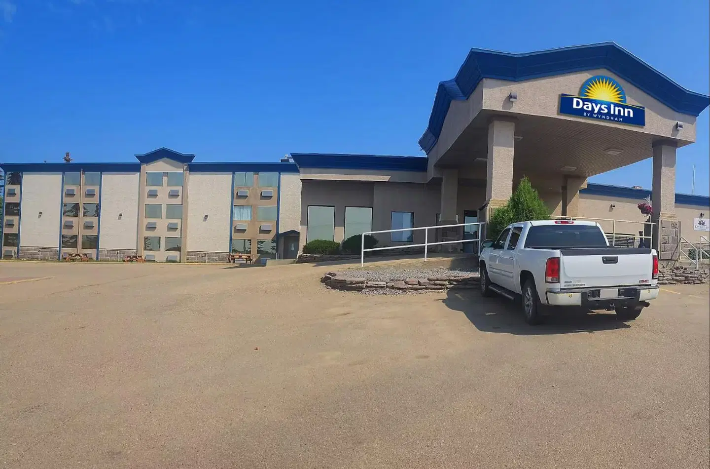 Days Inn by Wyndham Drayton Valley EXTERIOR