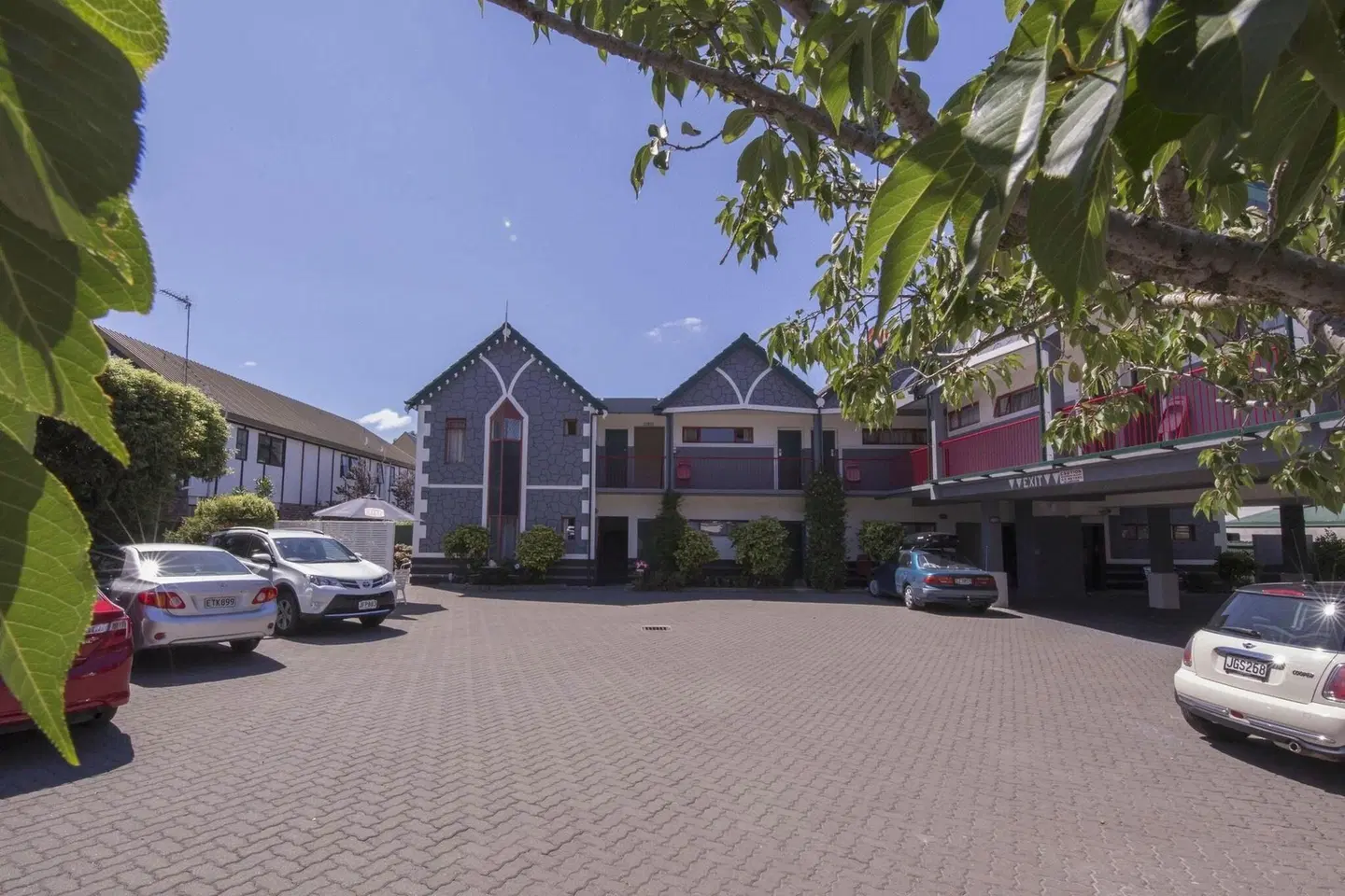 Amross Court Motor Lodge EXTERIOR