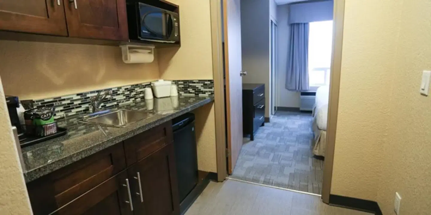 Prairie Crest Hotel Calgary ROOM_EXAMPLE