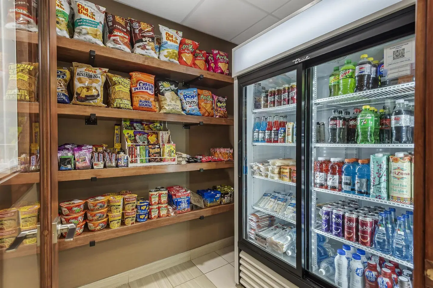 Best Western Plus Red Deer Inn & Suites Bar