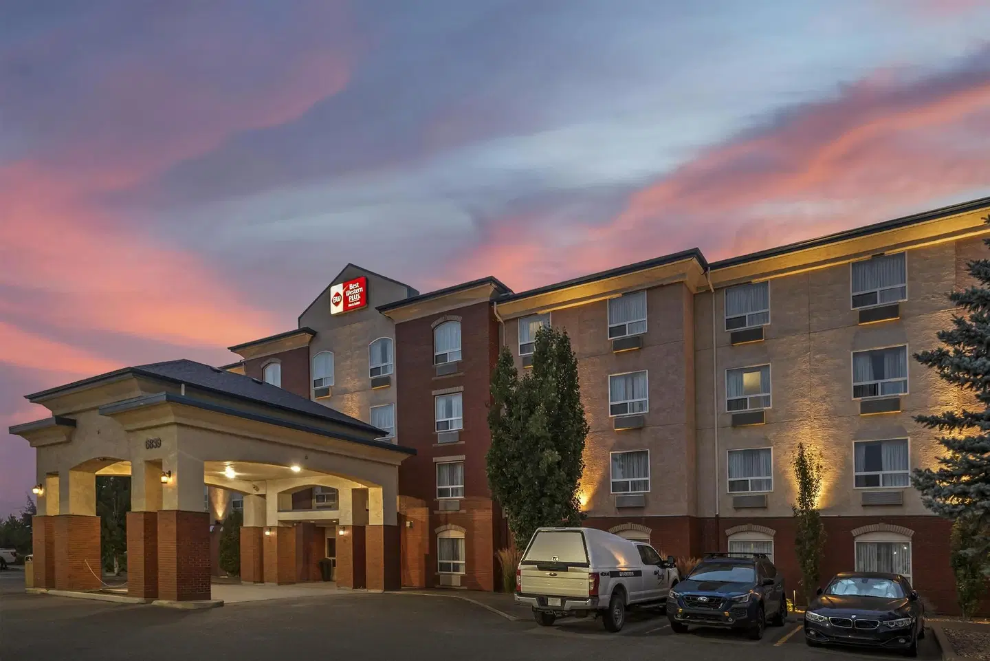 Best Western Plus Red Deer Inn & Suites EXTERIOR