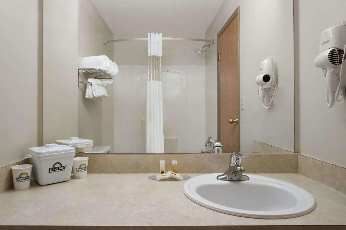 Days Inn by Wyndham Red Deer Badezimmer