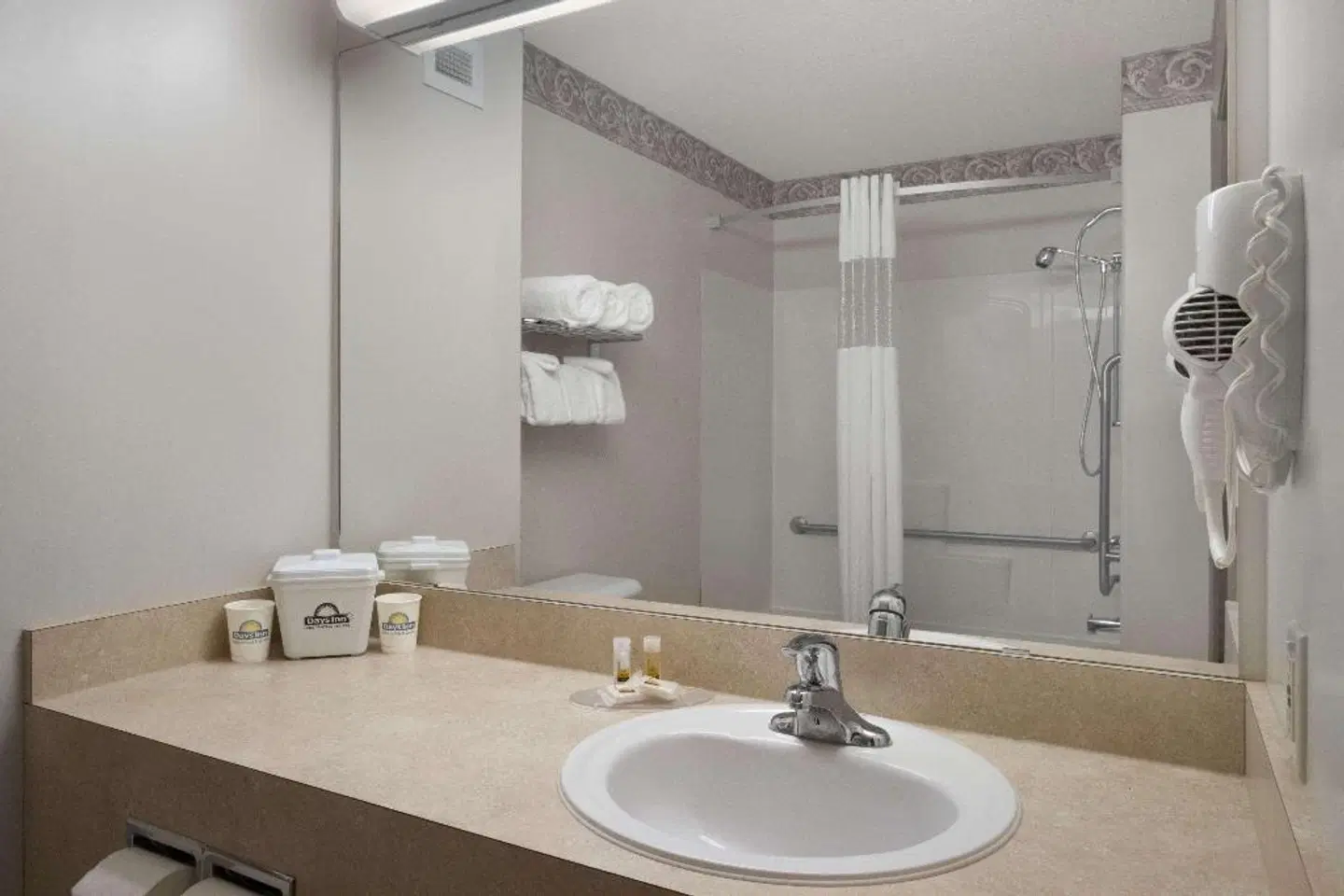 Days Inn by Wyndham Red Deer Badezimmer