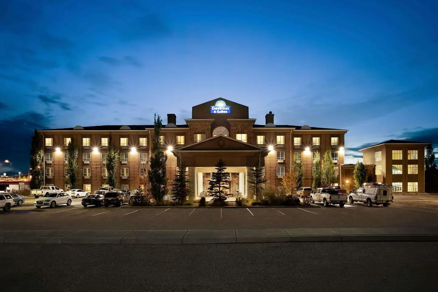 Days Inn and Suites Strathmore EXTERIOR
