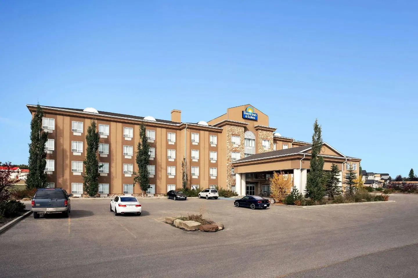 Days Inn and Suites Strathmore EXTERIOR