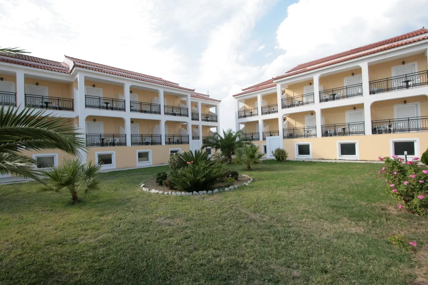 Village Inn Studios & Family Apartments EXTERIOR