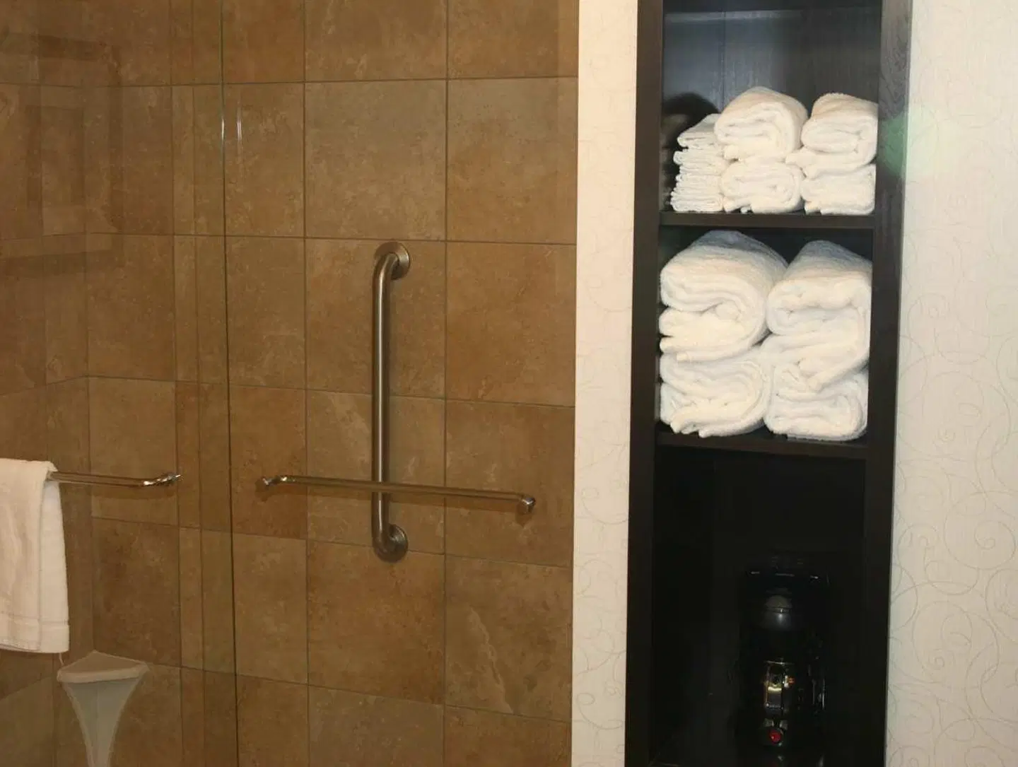 Hampton Inn by Hilton Fort Saskatchewan Badezimmer