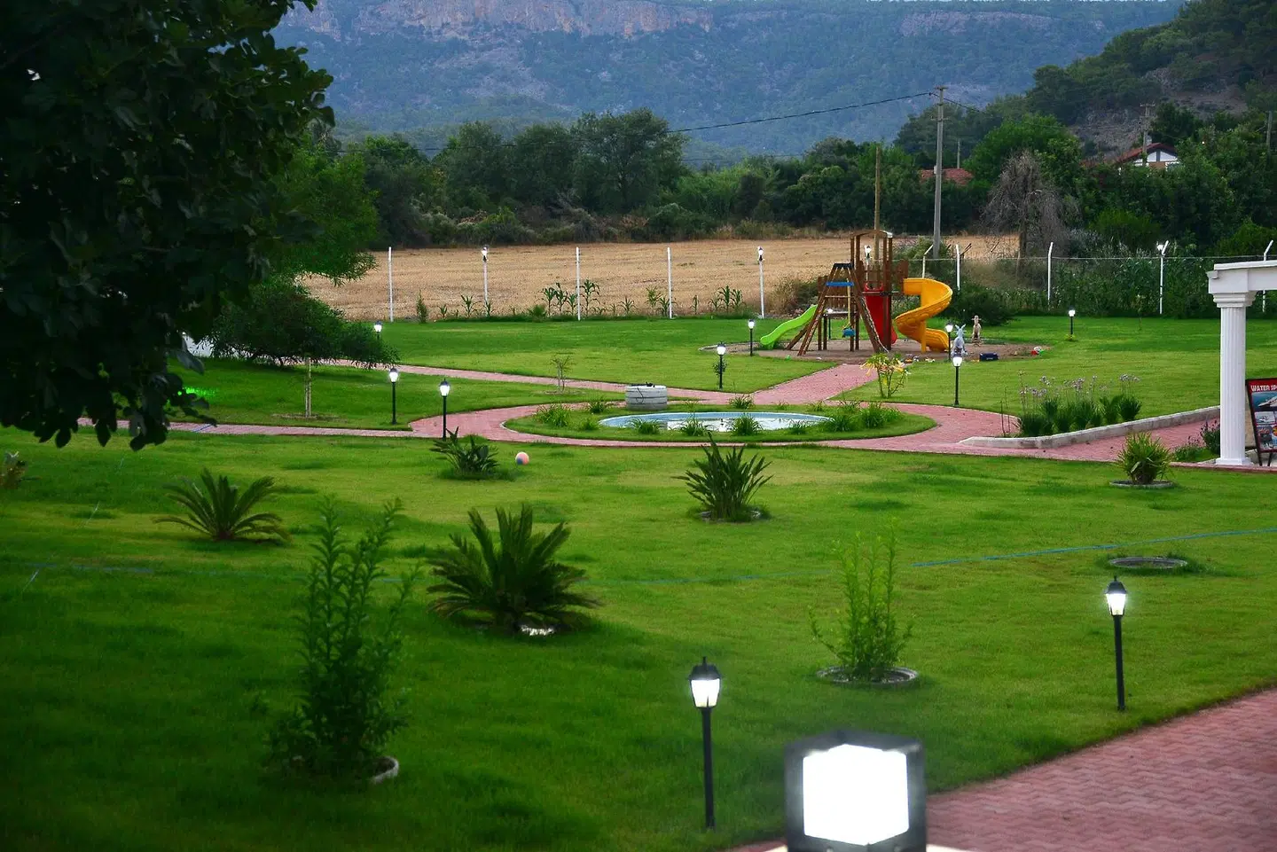 Dream Town Hotel & Restaurant Garten