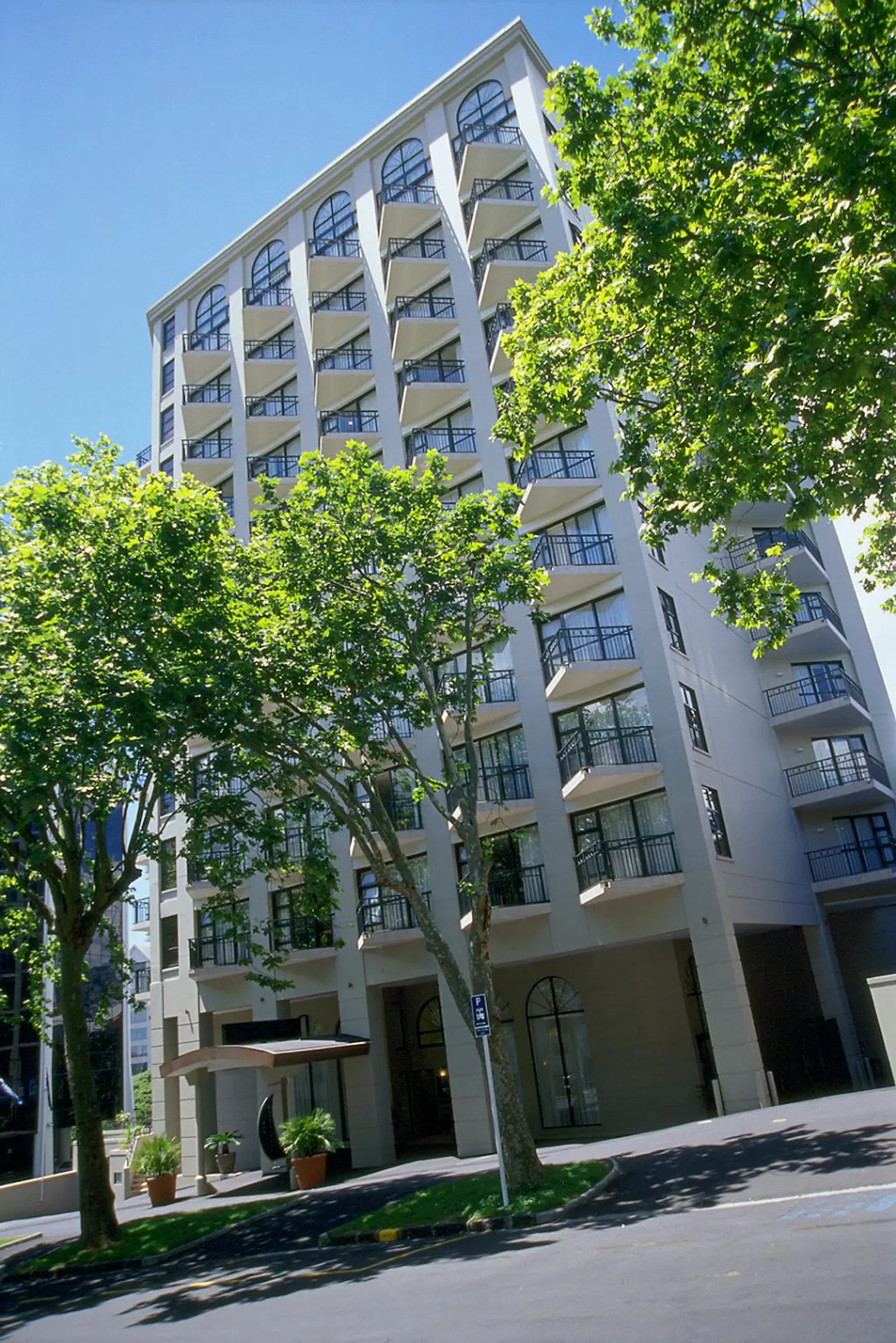 Parkside Hotel & Apartments EXTERIOR