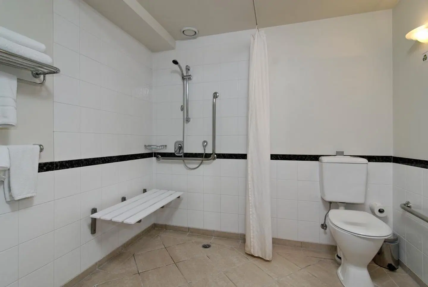Parkside Hotel & Apartments Badezimmer