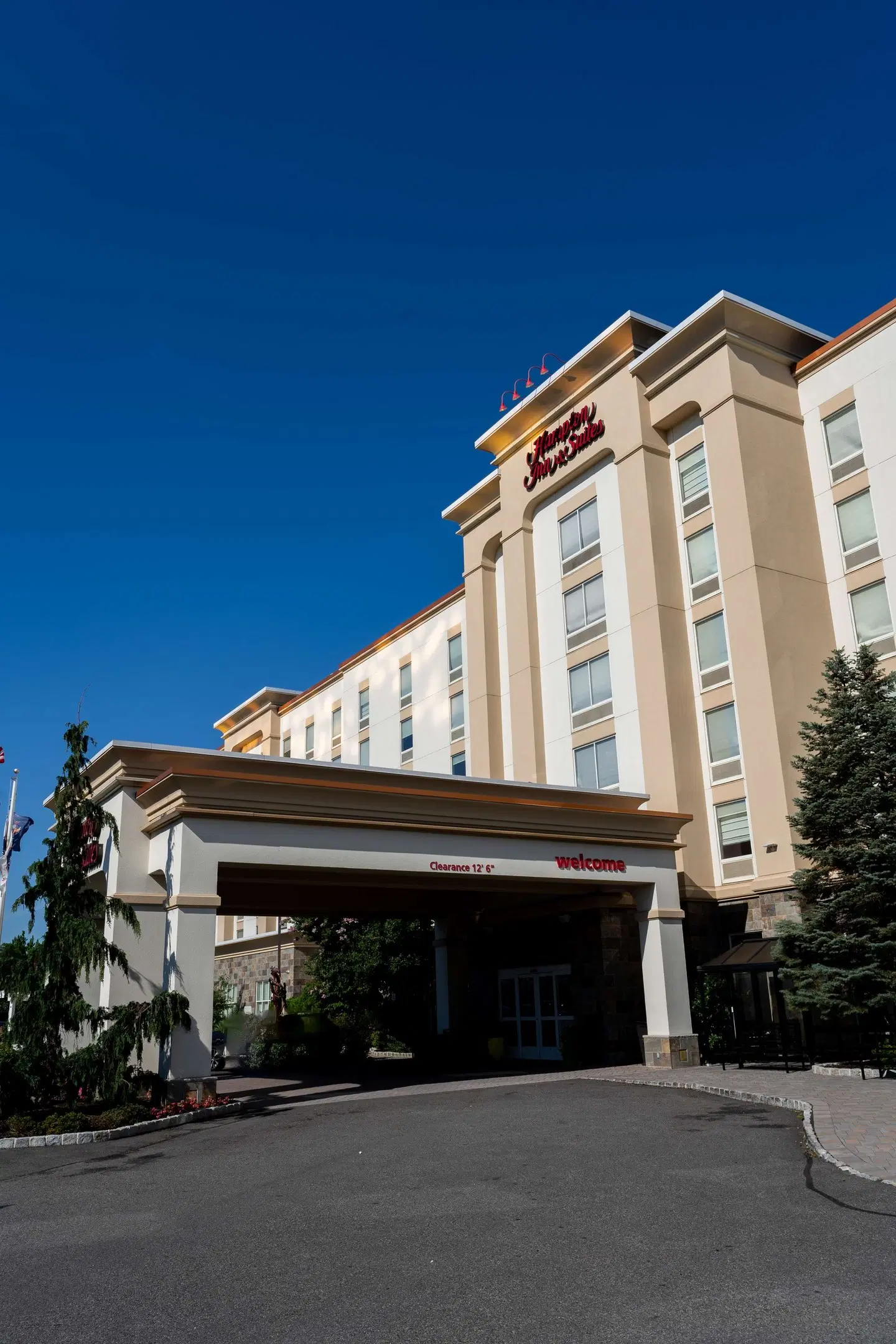 Hampton Inn & Suites Staten Island EXTERIOR