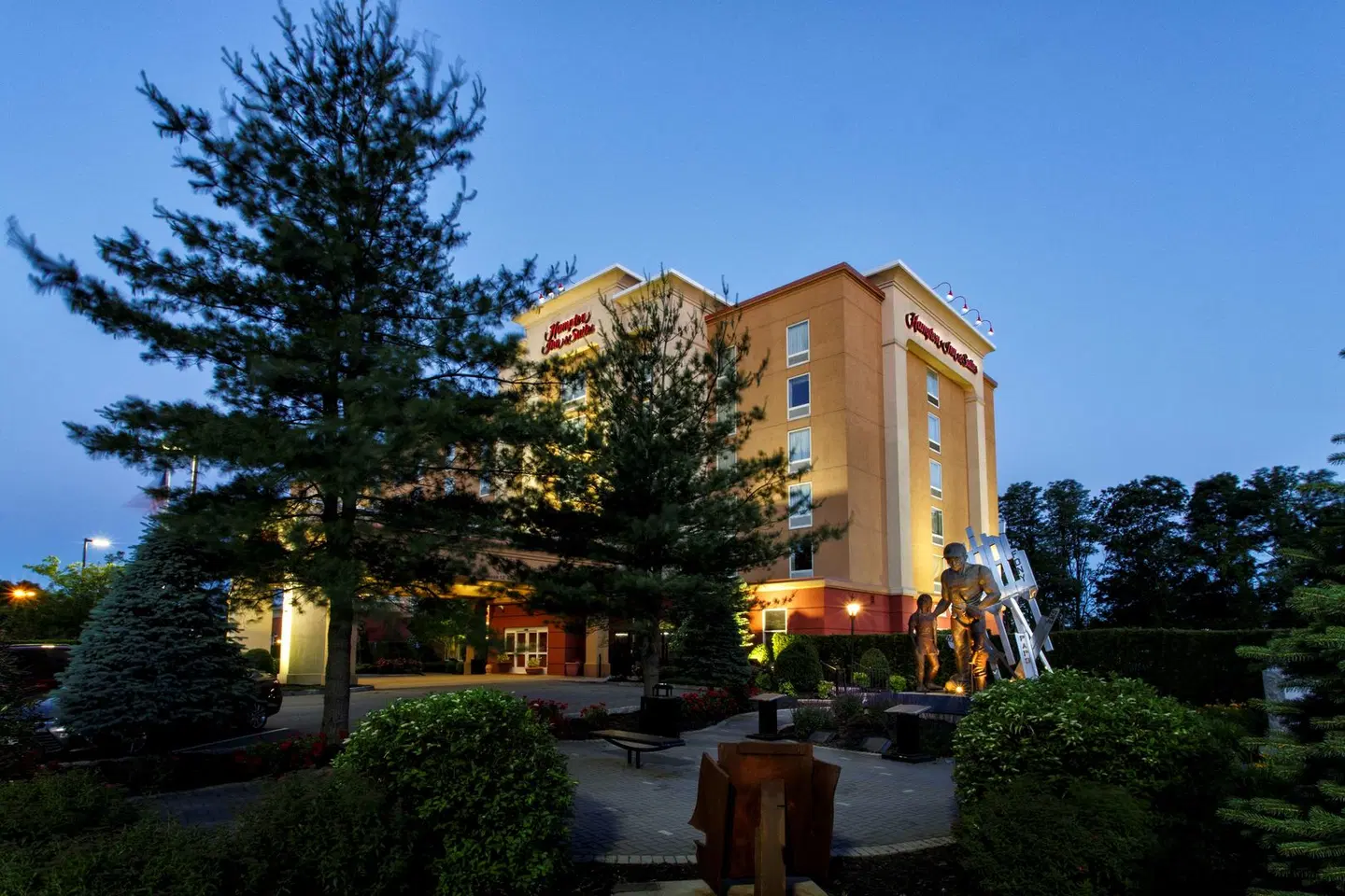 Hampton Inn & Suites Staten Island EXTERIOR