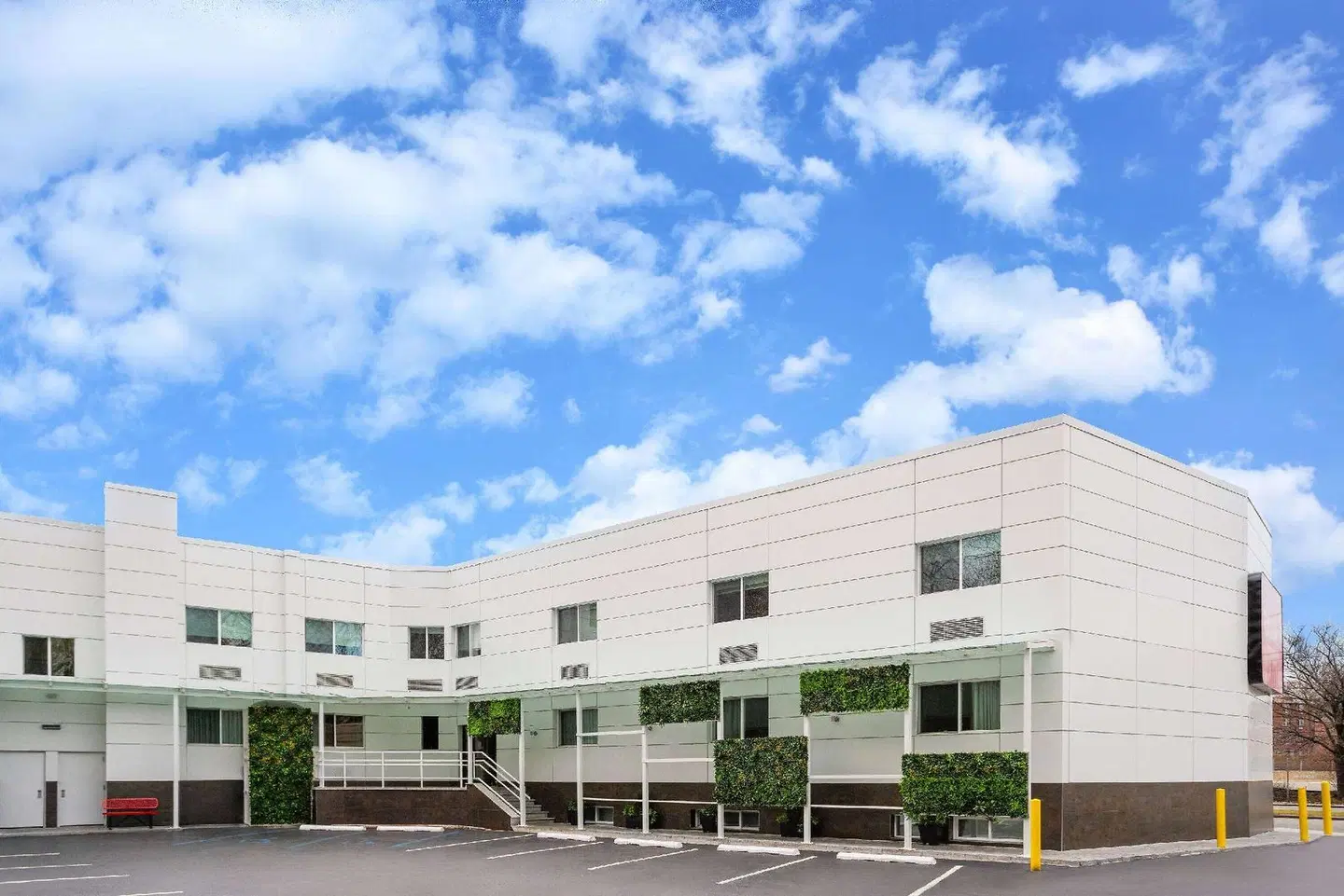 Ramada by Wyndham Bronx EXTERIOR