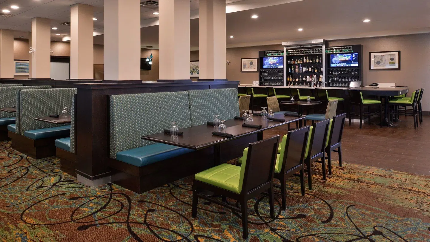 Holiday Inn Express & Suites Edmonton-International Airport by IHG Bar