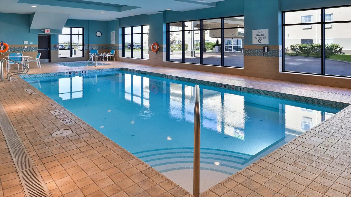 Holiday Inn Express & Suites Edmonton-International Airport by IHG Hallenbad