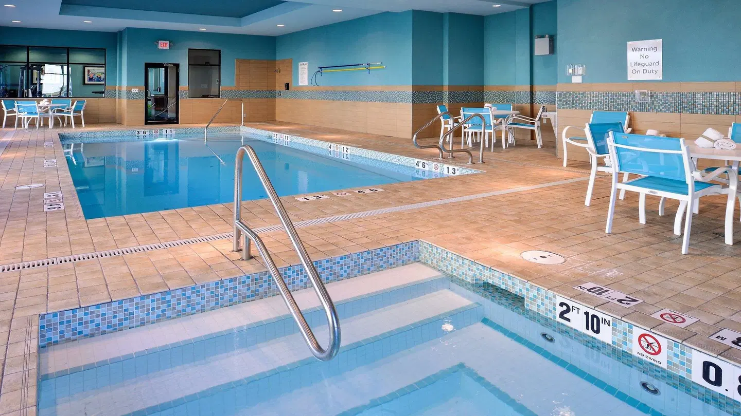 Holiday Inn Express & Suites Edmonton-International Airport by IHG Hallenbad
