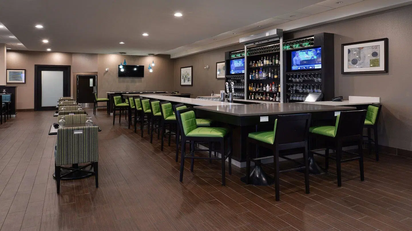 Holiday Inn Express & Suites Edmonton-International Airport by IHG Bar