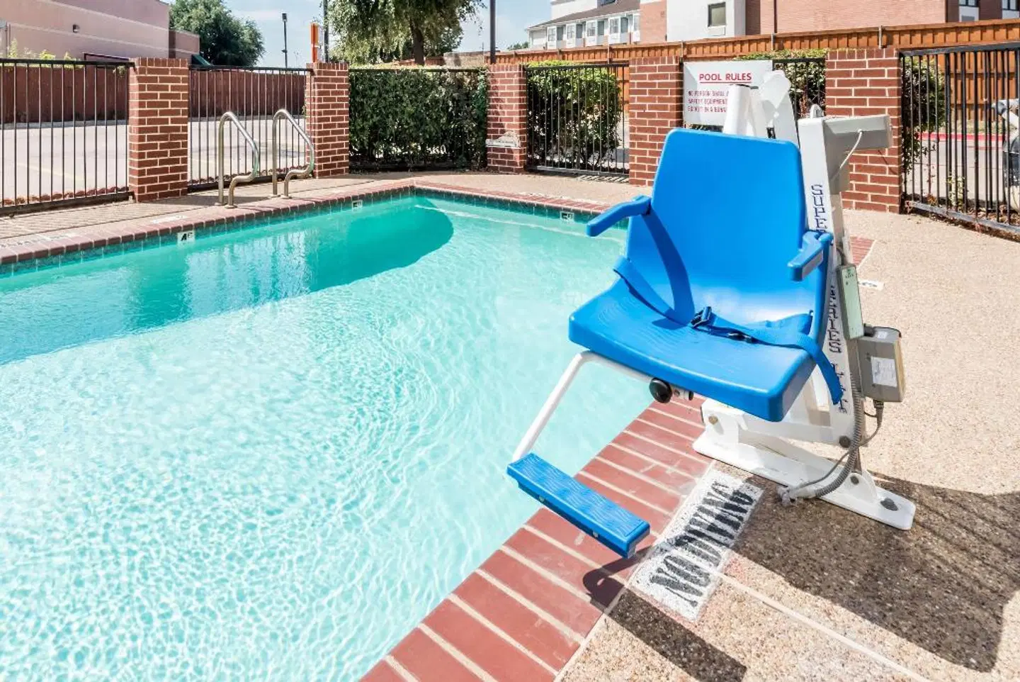 Days Inn & Suites by Wyndham Dallas OUTDOOR_POOL