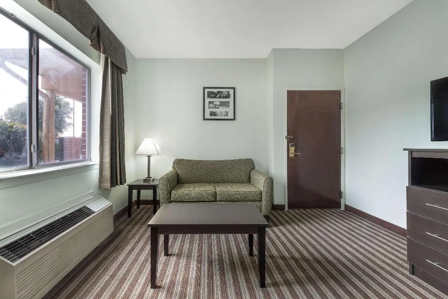 Days Inn & Suites by Wyndham Dallas ROOM_EXAMPLE
