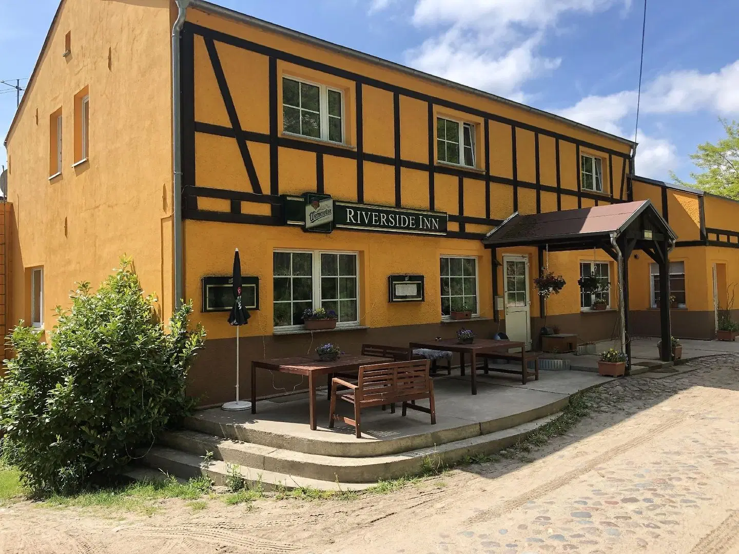 RIVERSIDE INN EXTERIOR