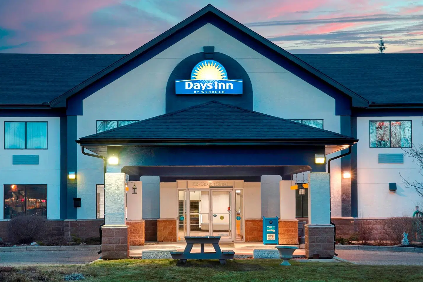 Days Inn by Wyndham Whitecourt EXTERIOR