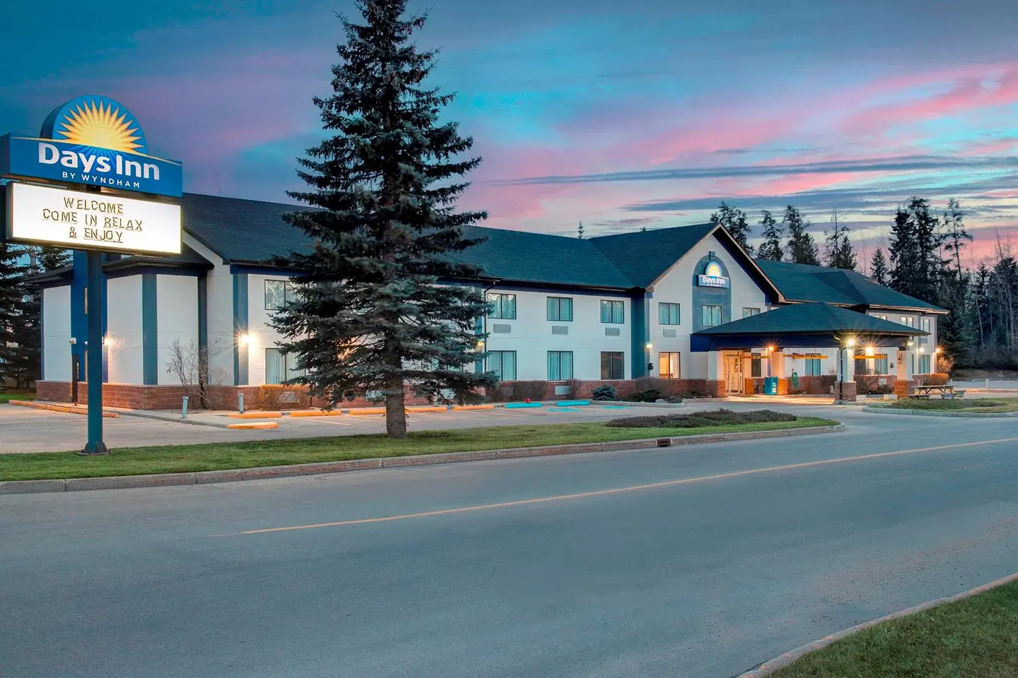 Days Inn by Wyndham Whitecourt EXTERIOR