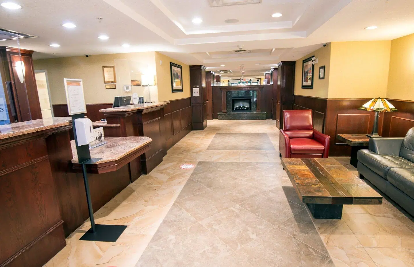 Holiday Inn Express & Suites Edson by IHG Bar