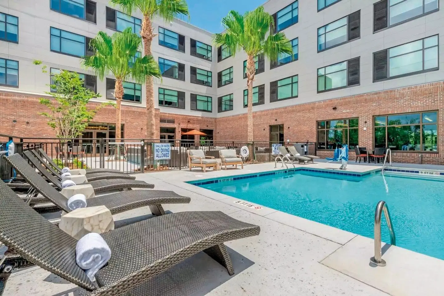 Doubletree Charleston Riverview OUTDOOR_POOL